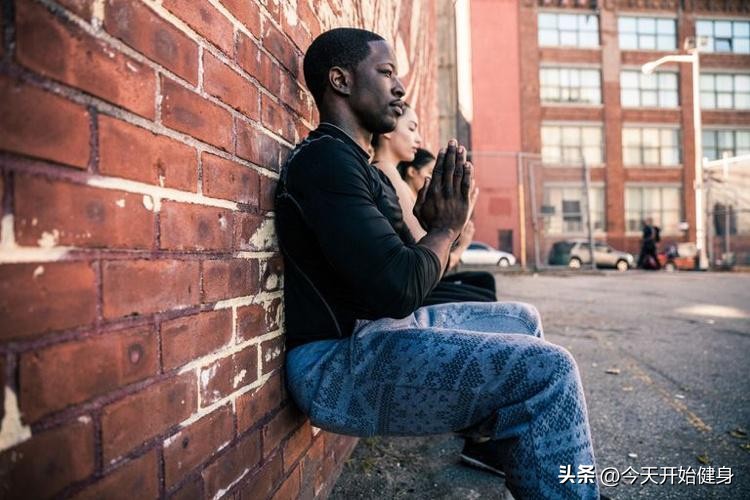 健身椅支撑怎么做_恶魔之椅锻炼方法_靠墙蹲