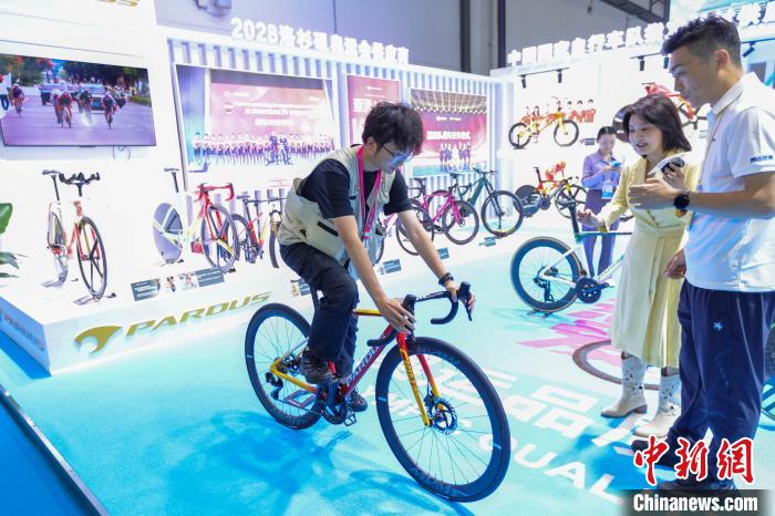  消博会儿童平衡车体验 _综合训练器安装_海南海口消博会 智能健身设备体验 