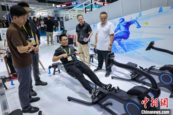  消博会儿童平衡车体验 _海南海口消博会 智能健身设备体验 _综合训练器安装
