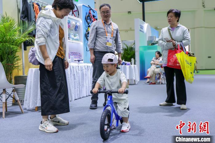 综合训练器安装_ 消博会儿童平衡车体验 _海南海口消博会 智能健身设备体验 