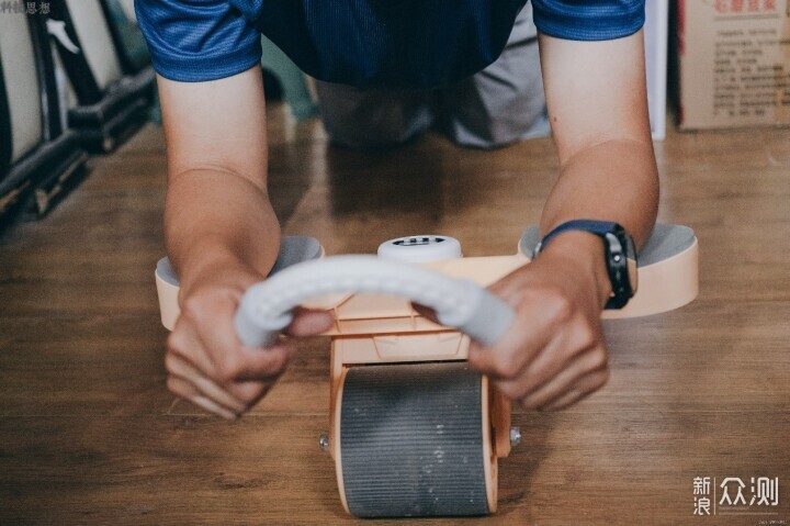 每天用这个健腹轮锻炼核心肌群,实现瘦肚目标_新浪众测