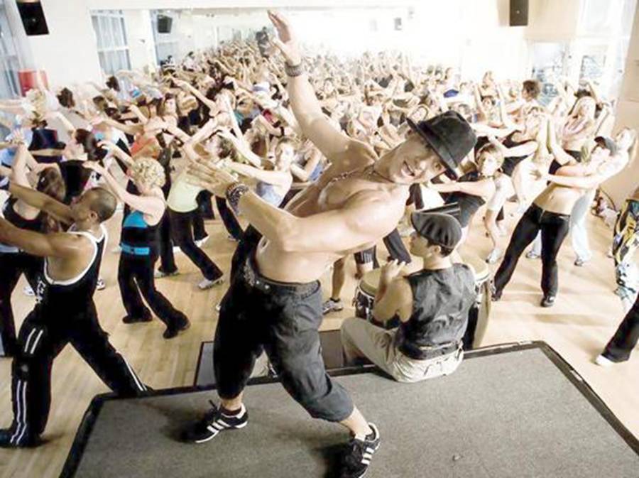 有氧拉丁基础教学视频_尊巴减肥效果_零基础尊巴健身