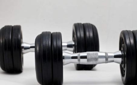 2025年正版资料免费最新版本 想锻炼胸肌，选择哑铃是一个不错的方法，再送5个小技巧