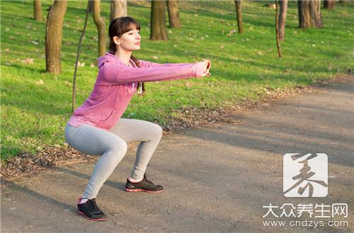 女生做下蹲有什么好处_深蹲锻炼大腿好处_深蹲练翘臀正确方法