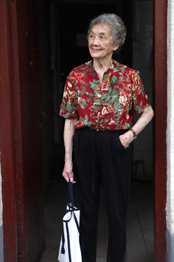 淘宝广场舞中老年服装裤子_老年人如何挑选优雅裤子_适合老年人穿搭的裤子