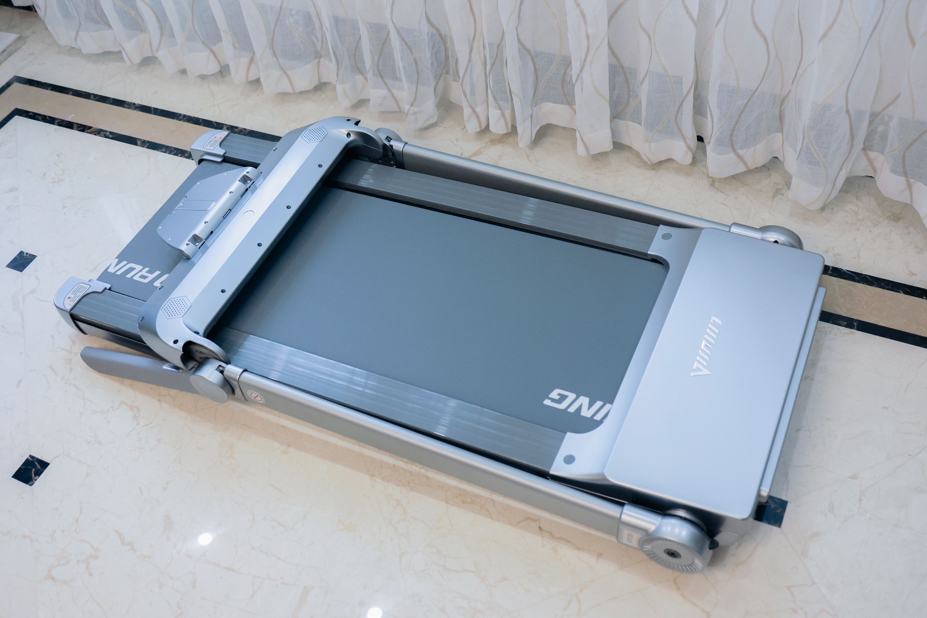 家用跑步机什么牌子的好_荣耀亲选磁悬浮减震跑步机免安装收纳设计_荣耀亲选磁悬浮减震跑步机品质做工分析