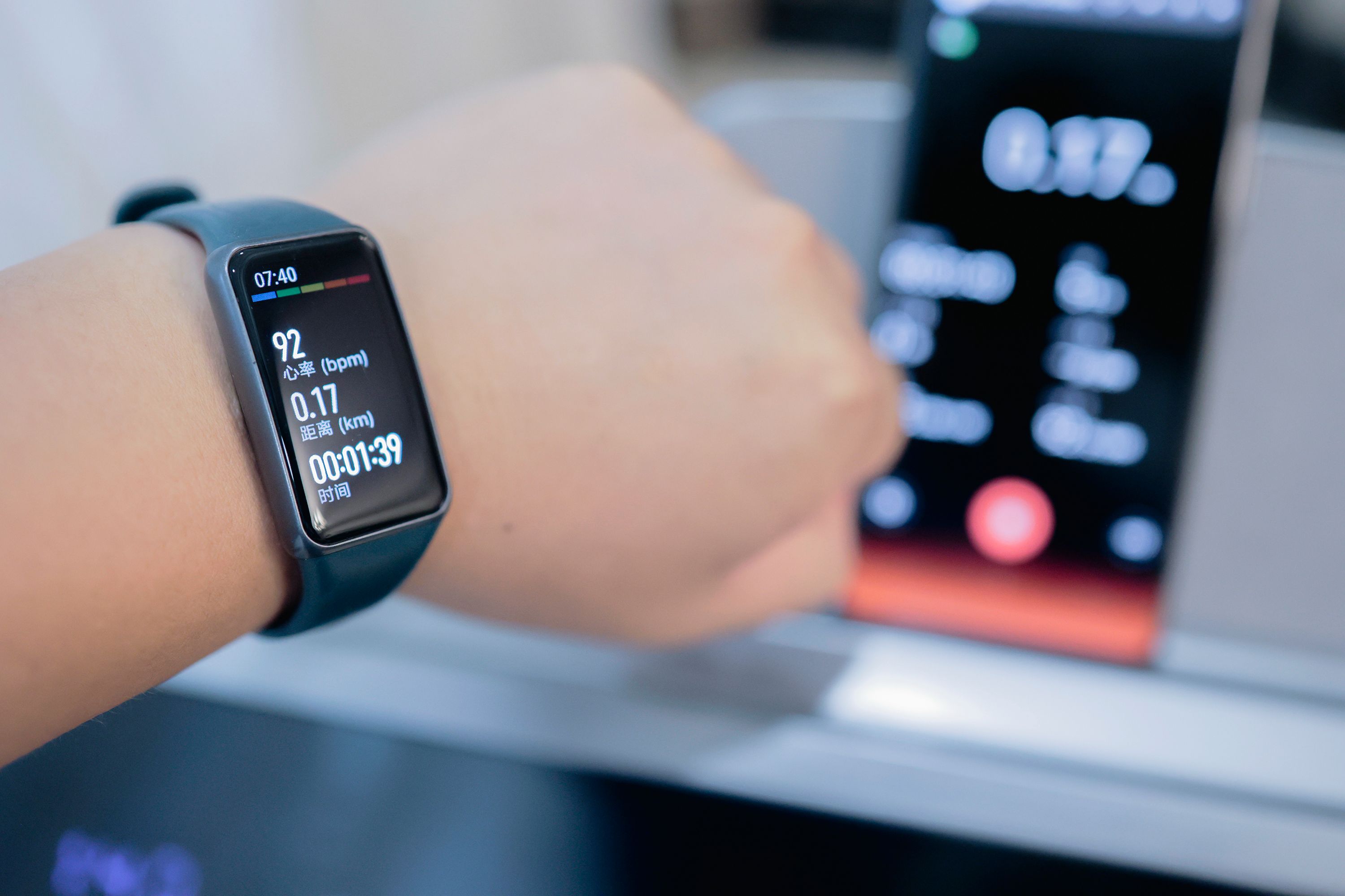 家用跑步机什么牌子的好_荣耀亲选磁悬浮减震跑步机免安装收纳设计_荣耀亲选磁悬浮减震跑步机品质做工分析