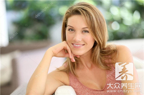 蜜桃臀深蹲训练_女生蹲起有什么好处_女性常做深蹲的好处