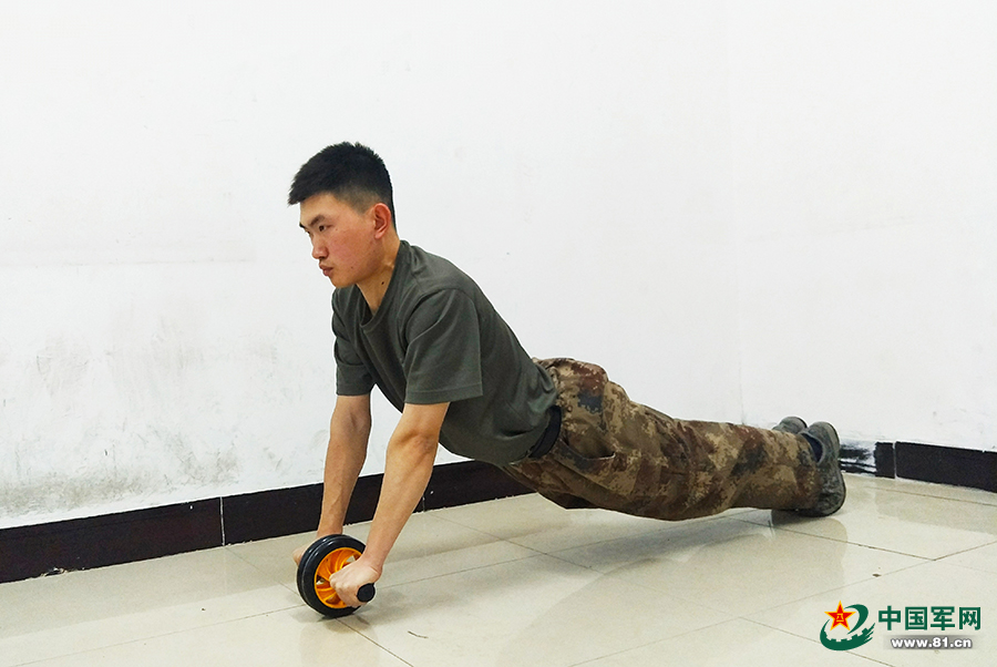 问鼎娱乐下载入口 兵哥哥教你“解锁”极难腹肌轮