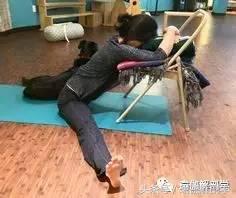 坐角式瑜伽解剖图_瑜伽健身椅图片_坐角式瑜伽步骤
