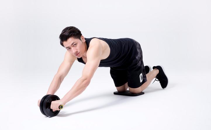 健腹轮训练好处_适合人群_腹肌轮效果怎么样