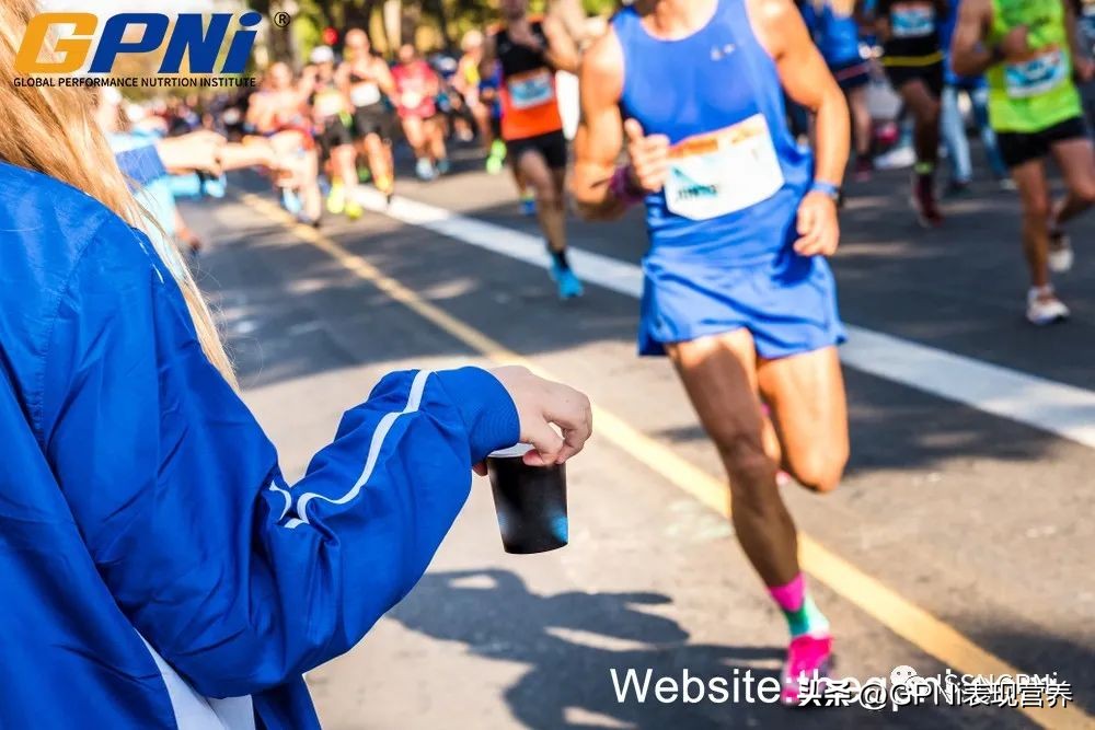 马拉松补水指南_sportsart fitness_马拉松赛事水合策略