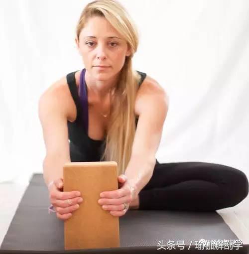 瑜伽健身椅图片_瑜伽头碰膝前屈伸展坐式练习步骤_瑜伽头碰膝前屈伸展坐式功效