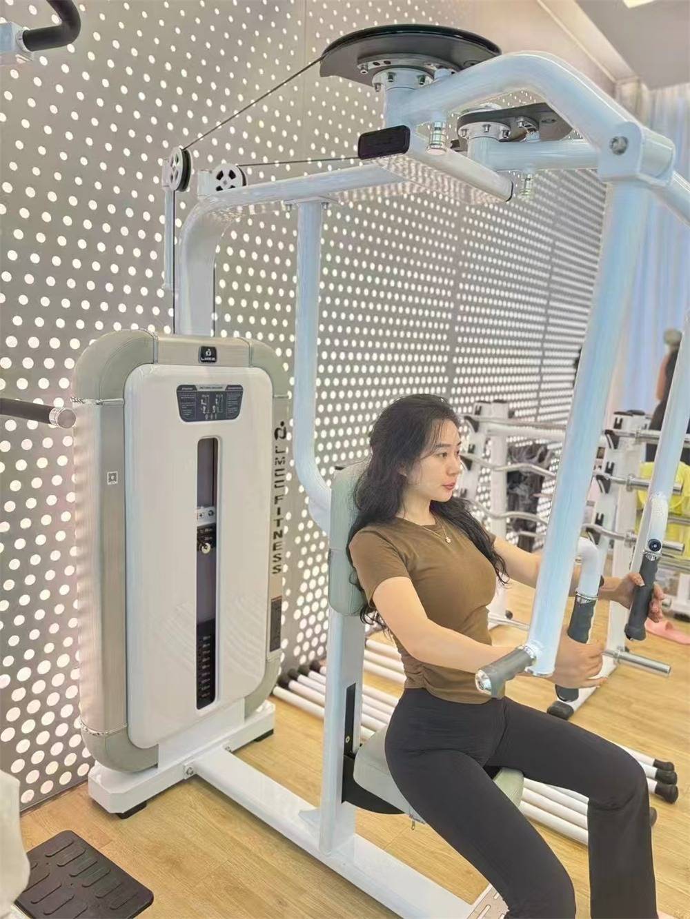 健身椅什么牌子好多少钱_多功能胸背训练器选购指南_如何选择合适的胸背训练器械