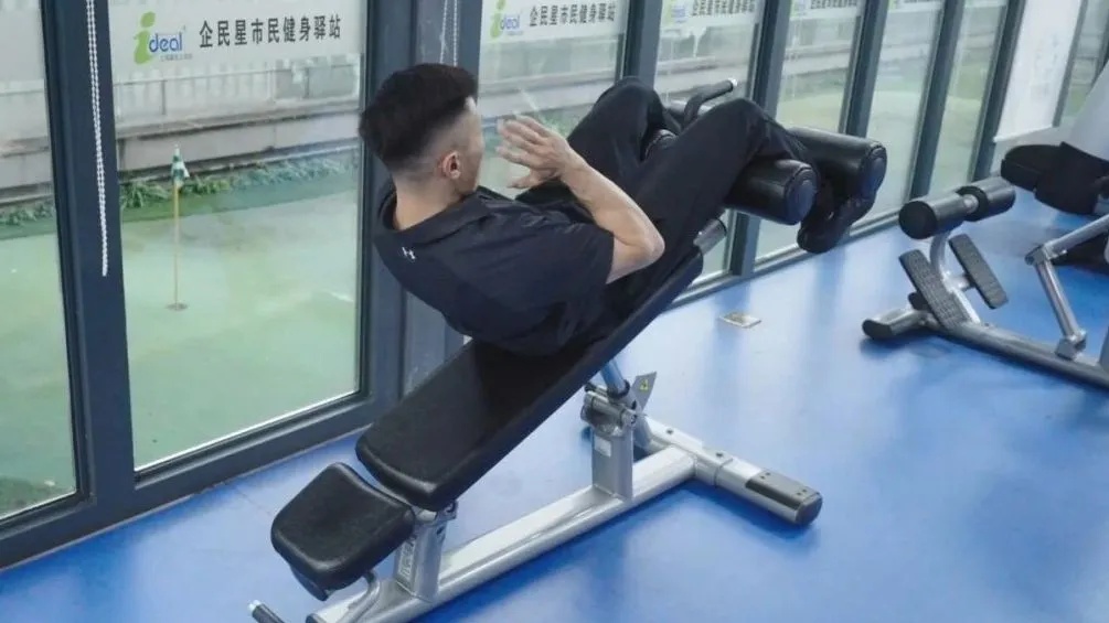 健身椅使用说明_健身器械使用方法_胸部背部臀腿核心训练