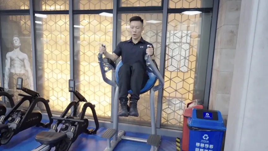 健身椅使用说明_健身器械使用方法_胸部背部臀腿核心训练