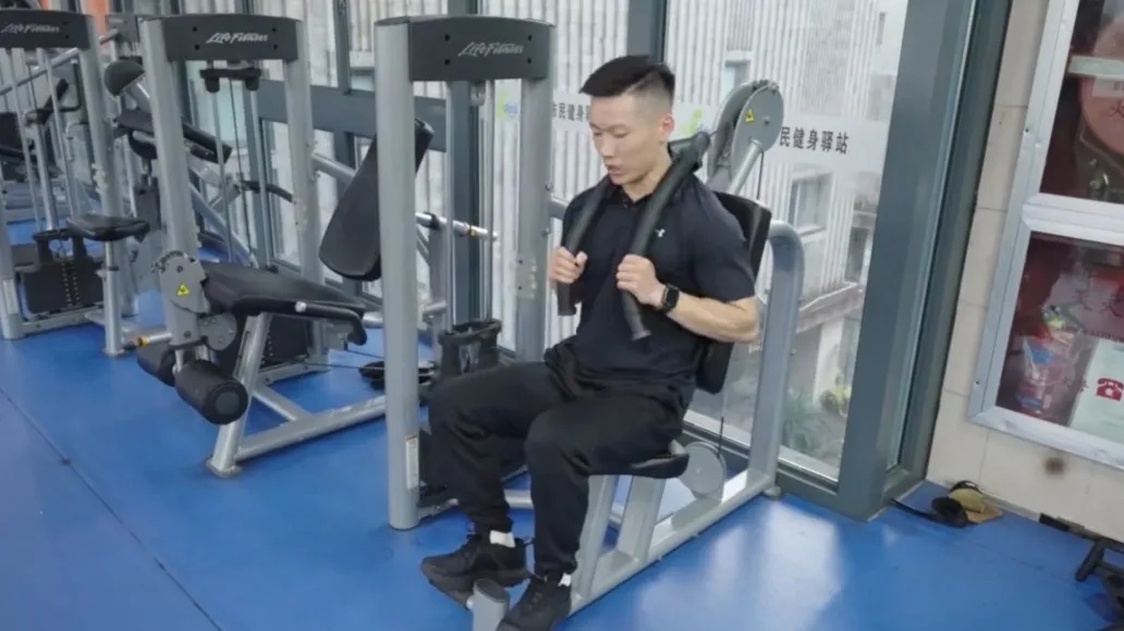 胸部背部臀腿核心训练_健身椅使用说明_健身器械使用方法