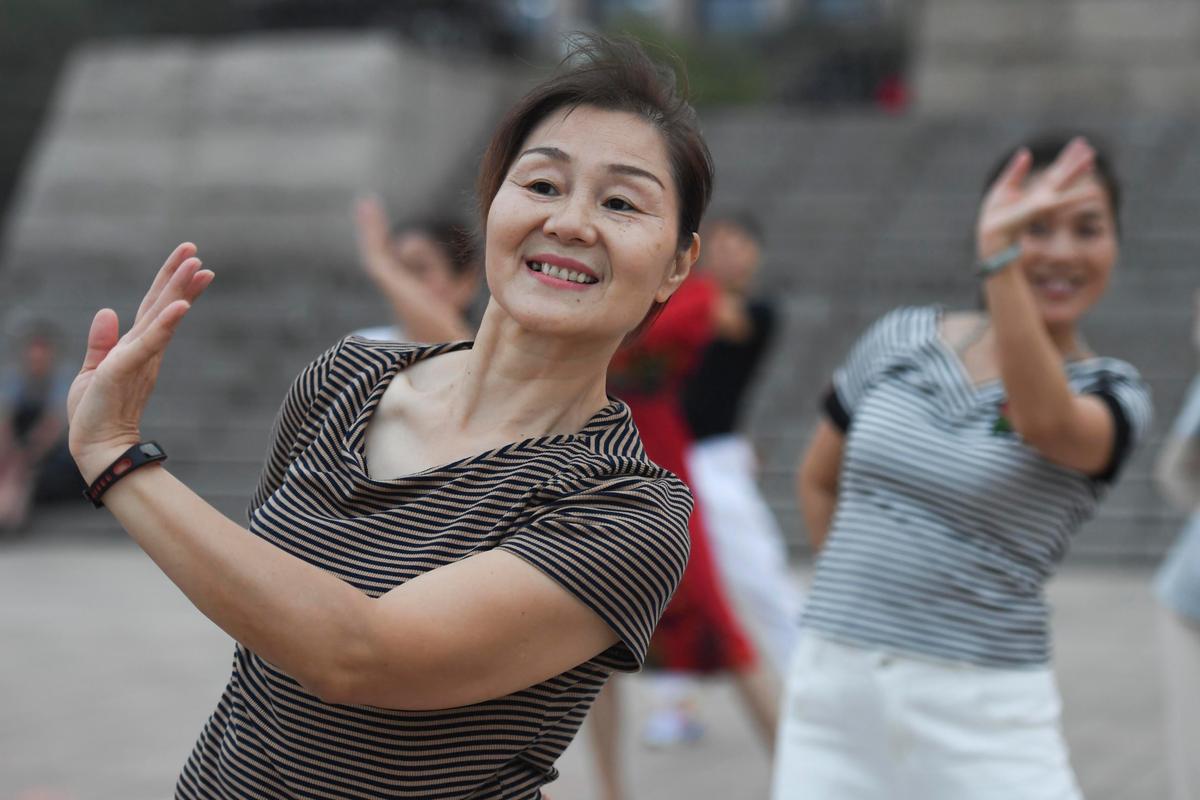 适合老年人运动方式_老年健身体操全身运动_快走适合老年人吗