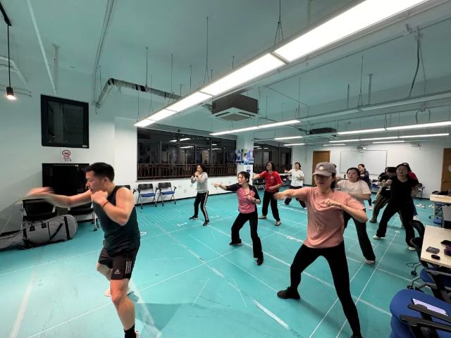 有氧操结合瑜伽_搏击燃脂尊巴课程_徐汇市民健身夜校