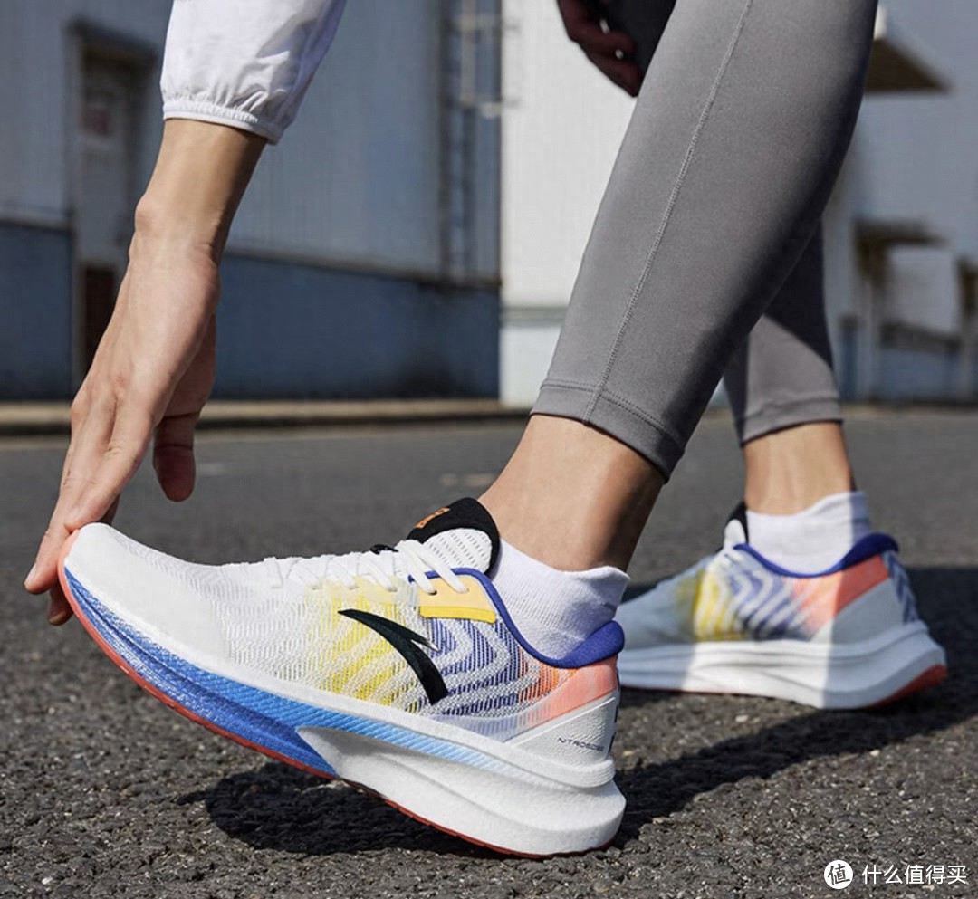跑鞋300元配置特点_网上买什么牌子跑步机好？_国产跑鞋300元性价比