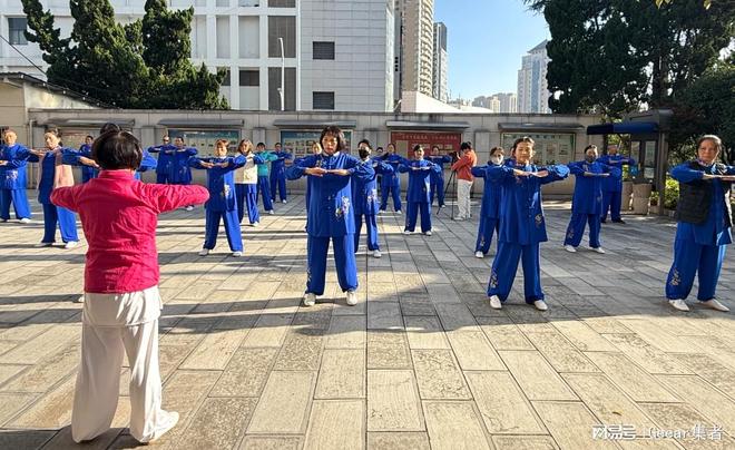 中老年人学唱歌_形体仪态公开课_老年大学教学公开课