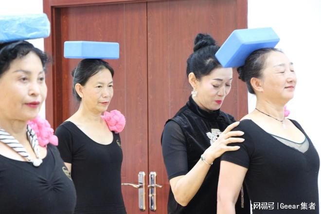 形体仪态公开课_老年大学教学公开课_中老年人学唱歌