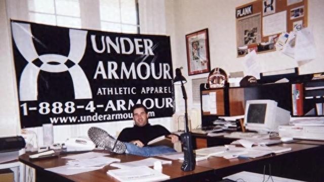 安德玛健身手套_安德玛库里合作结束_安德玛品牌历史发展