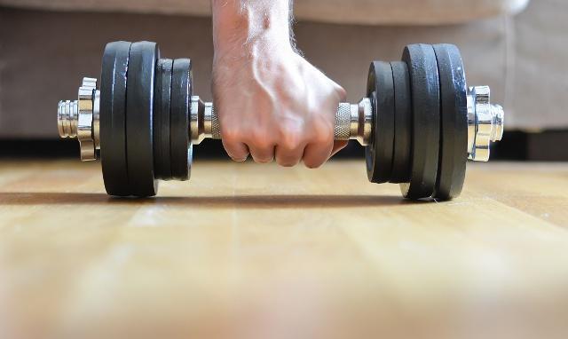 在家健身器材_哑铃弹力带瑜伽垫_健身椅的好处