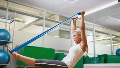 在家健身器材_哑铃弹力带瑜伽垫_健身椅的好处