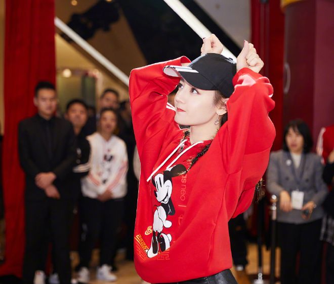 女人显老脸部特征苹果肌_饱满额头_面部线条流畅