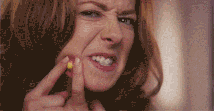 危险三角区挤痘后果_脸上痘痘感染_痘痘里的血要挤干净吗