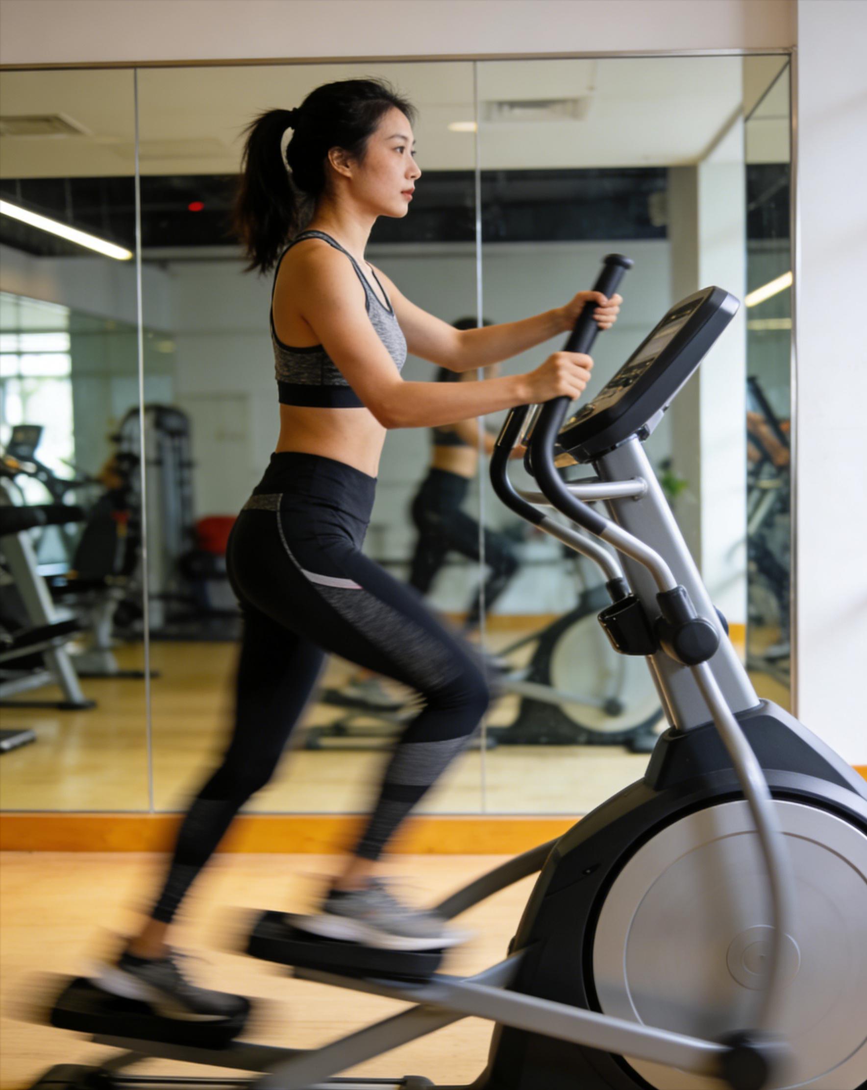 中年人椭圆机训练_锻炼腰椎的运动器材有哪些_膝盖保护有氧器械