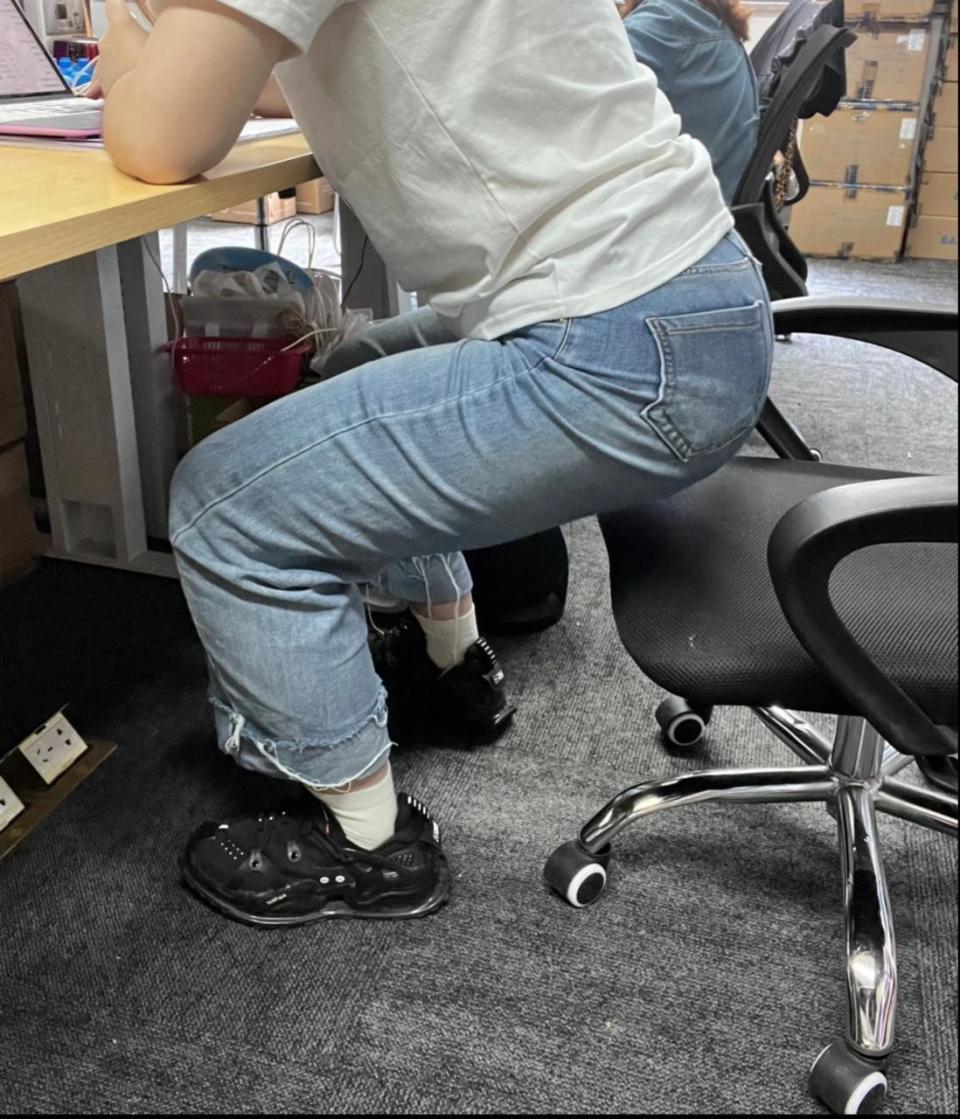 职场拉伸缓解疲劳_办公室5分钟运动快充_哑铃健身椅