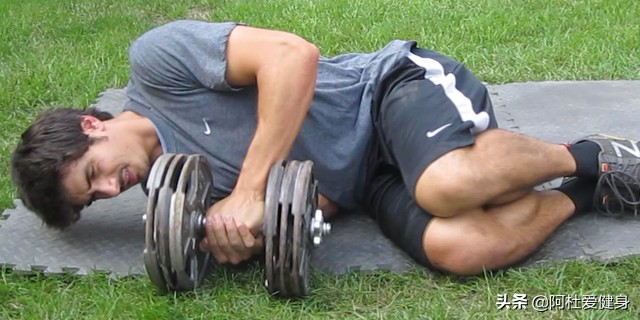 地板哑铃卧推肩部训练_卧推肩膀疼痛缓解_哑铃健身椅什么牌子好