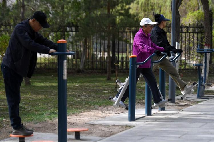 天冷晨练戴手套好处_健身手套样式_坚持戴手套晨练三个月效果