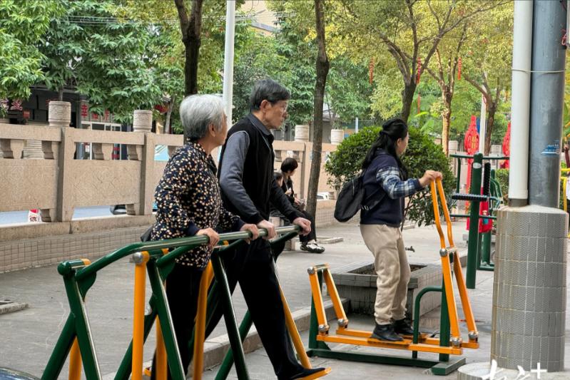 小区楼下健身器材_太空漫步机锻炼方法_健身椅的正确使用方法