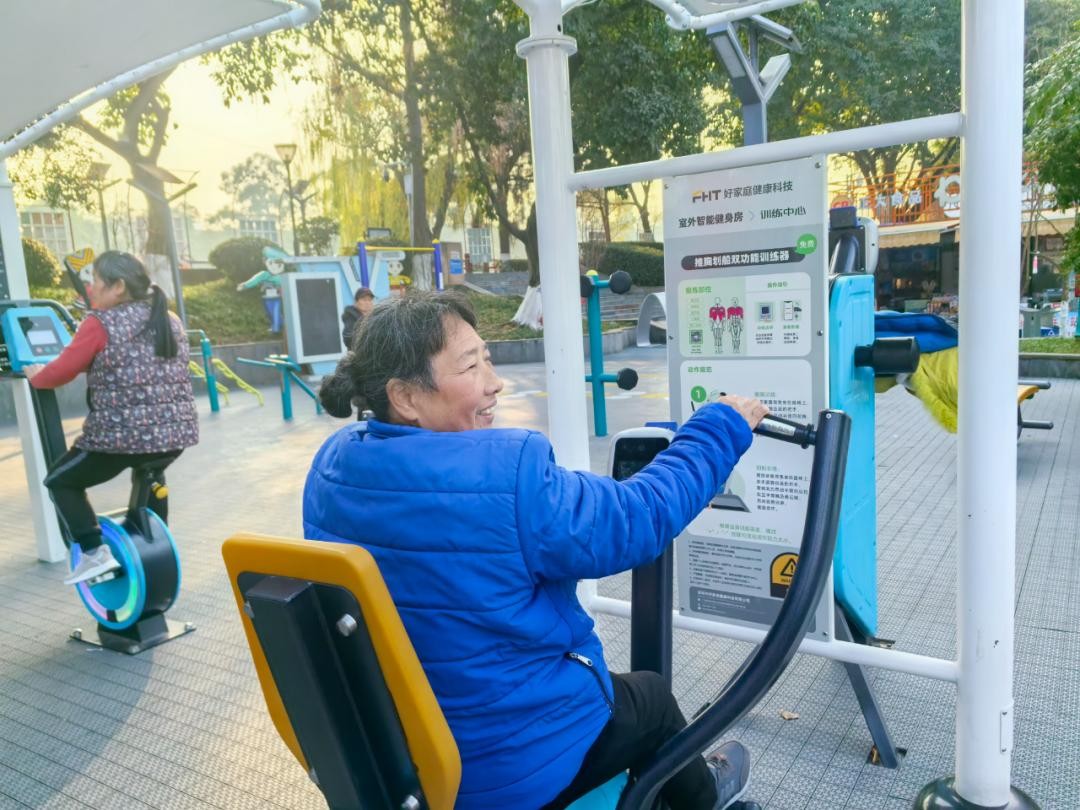 健身椅的正确使用方法_小区楼下健身器材_太空漫步机锻炼方法