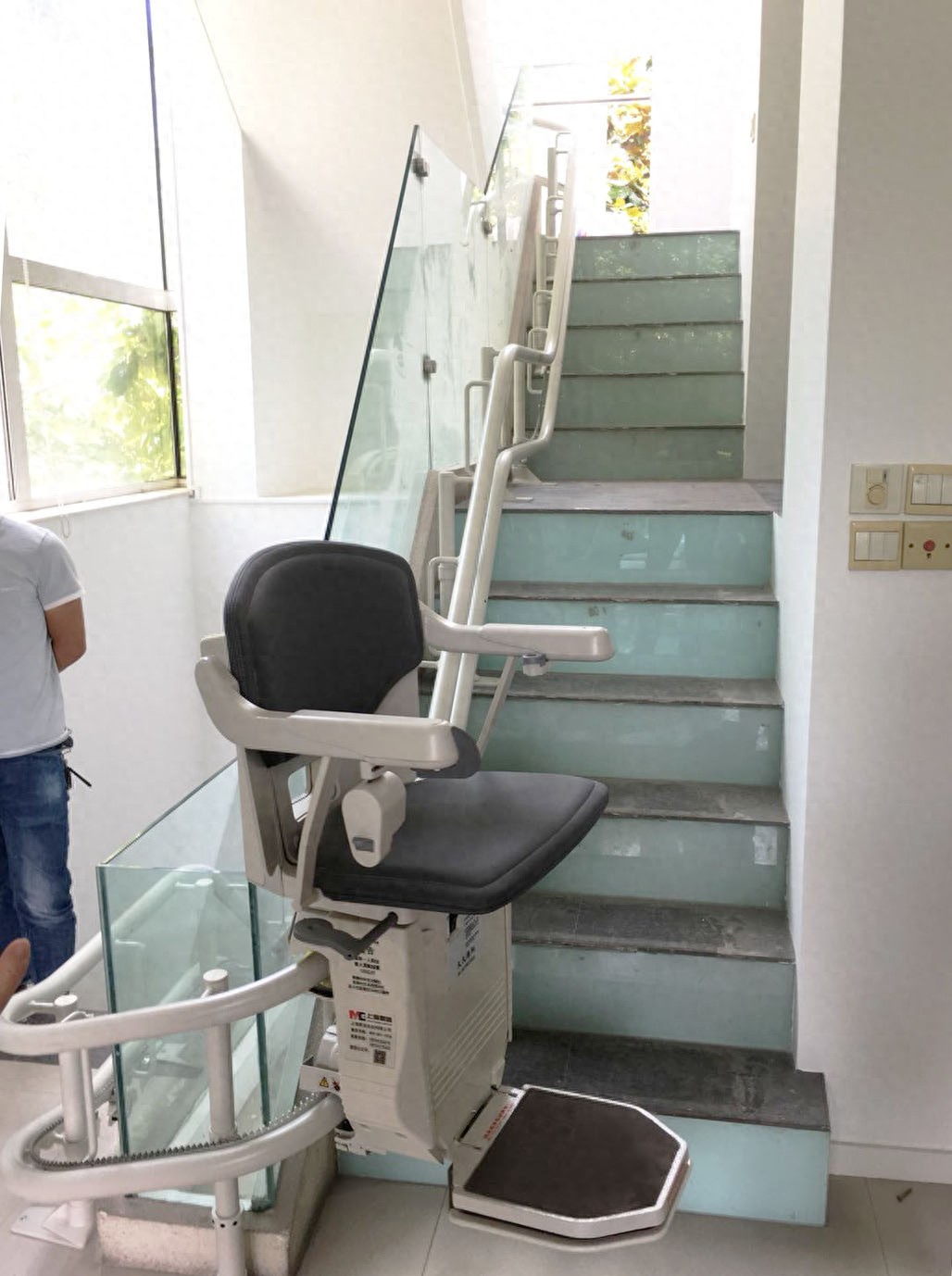 健身椅的正确使用方法_曲线式楼道座椅电梯安全标准_曲线式楼道座椅电梯价格