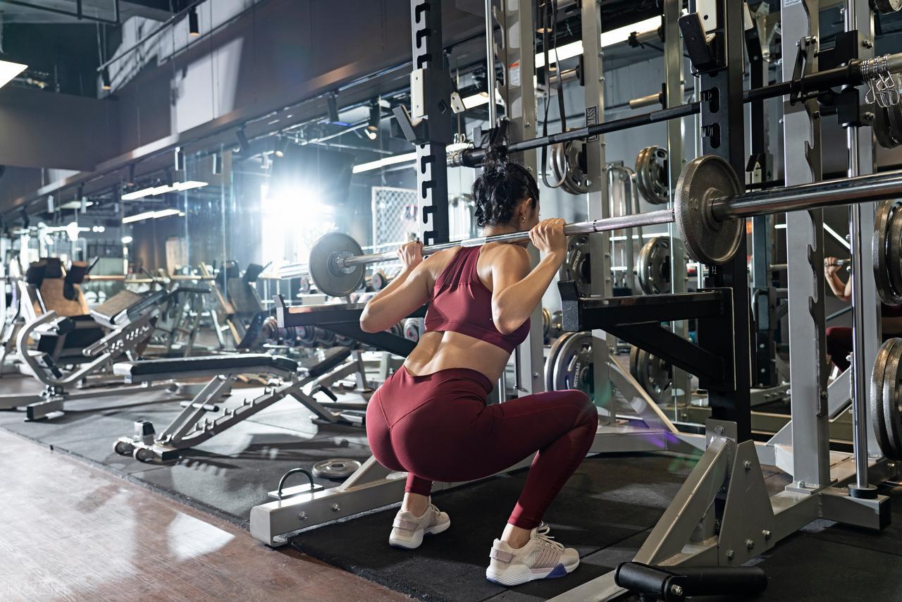 深蹲好处与技巧_深蹲标准动作_健身椅的好处