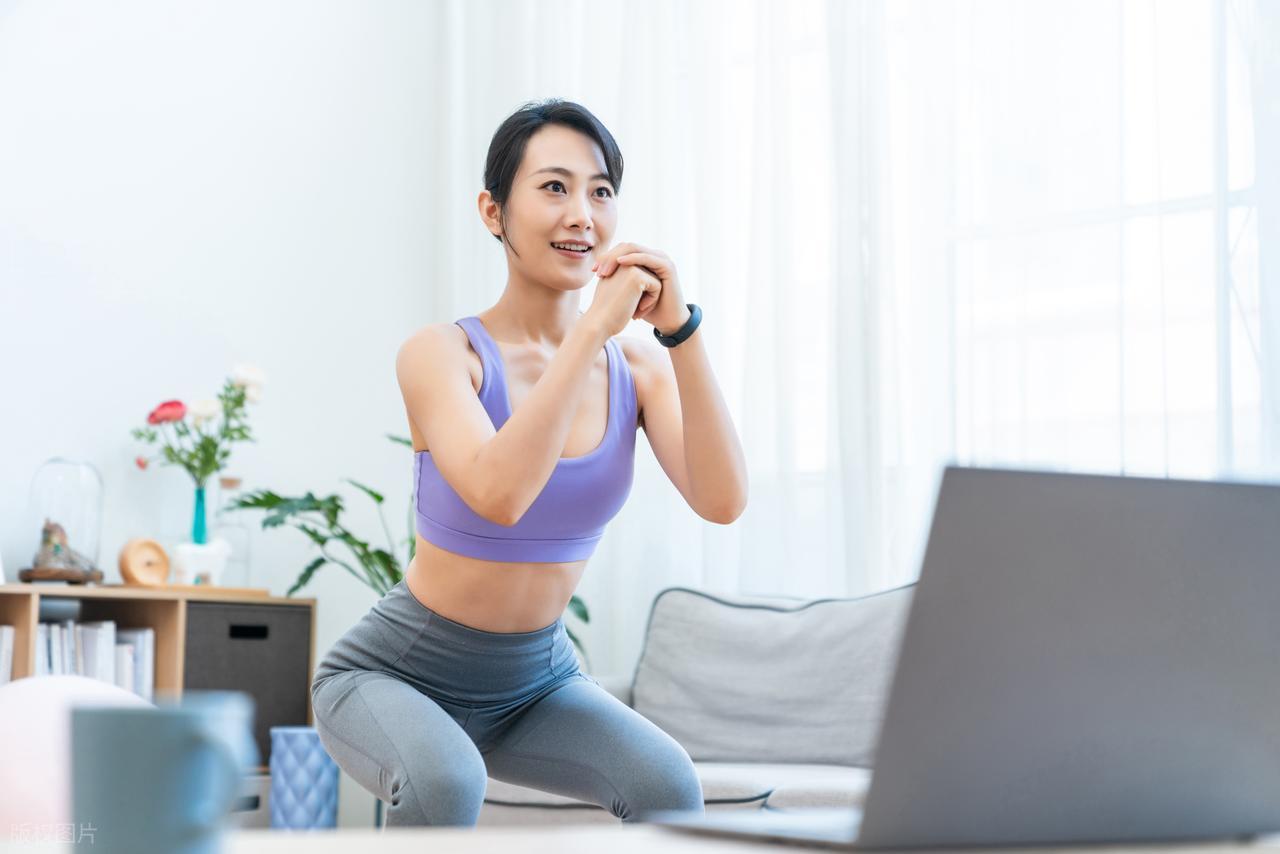 深蹲好处与技巧_健身椅的好处_深蹲标准动作