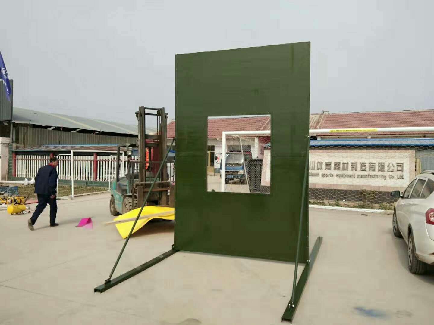 综合训练器材多功能_卷腹轮标准动作_四人站综合训练器使用