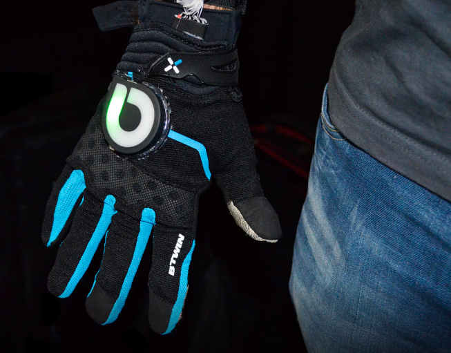 2025年最精准免费资料 VR触觉手套Gloveone上手：差点就能取代VR手柄