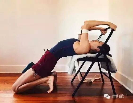 瑜伽椅辅助体式_健身椅使用方法图片_瑜伽椅练习
