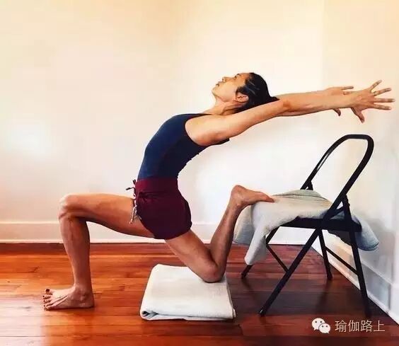 瑜伽椅练习_瑜伽椅辅助体式_健身椅使用方法图片
