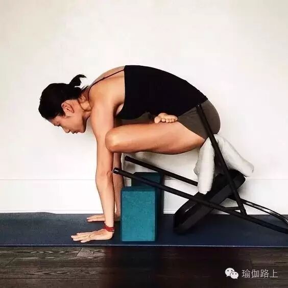 瑜伽椅辅助体式_瑜伽椅练习_健身椅使用方法图片