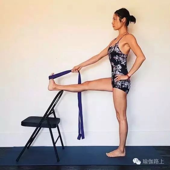 瑜伽椅辅助体式_健身椅使用方法图片_瑜伽椅练习